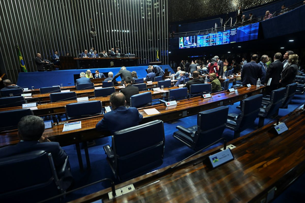 Maioria dos senadores assina pedido de prisão domiciliar de Bolsonaro