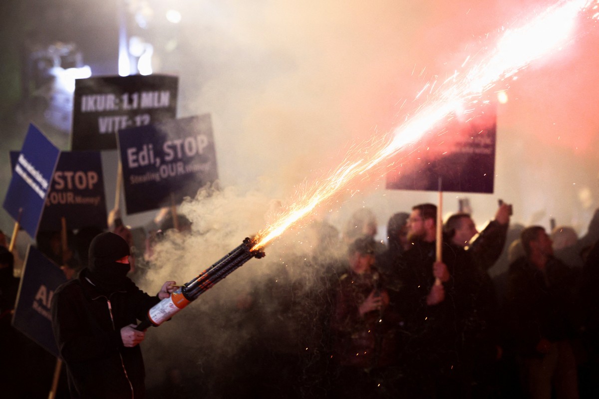 Manifestantes entram em confronto com a polícia na Albânia, em protestos contra corrupção