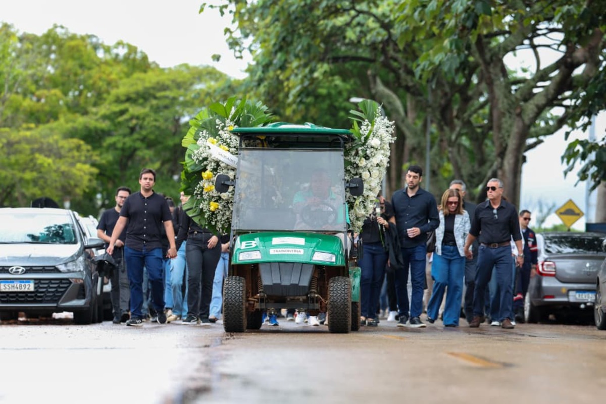 Maurício Miranda é velado com camisa do Flamengo e amigos se despedem