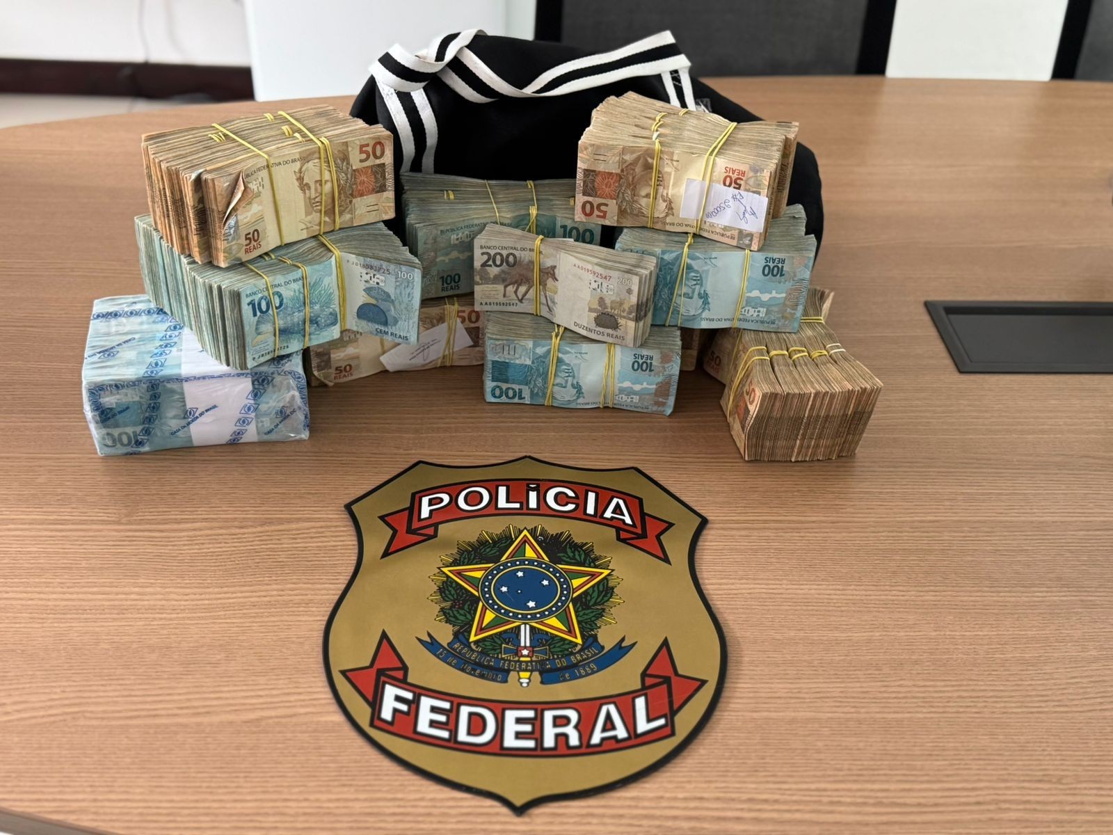 Médico suspeito de lavagem de dinheiro e corrupção é preso com R$ 500 mil dentro de mochil