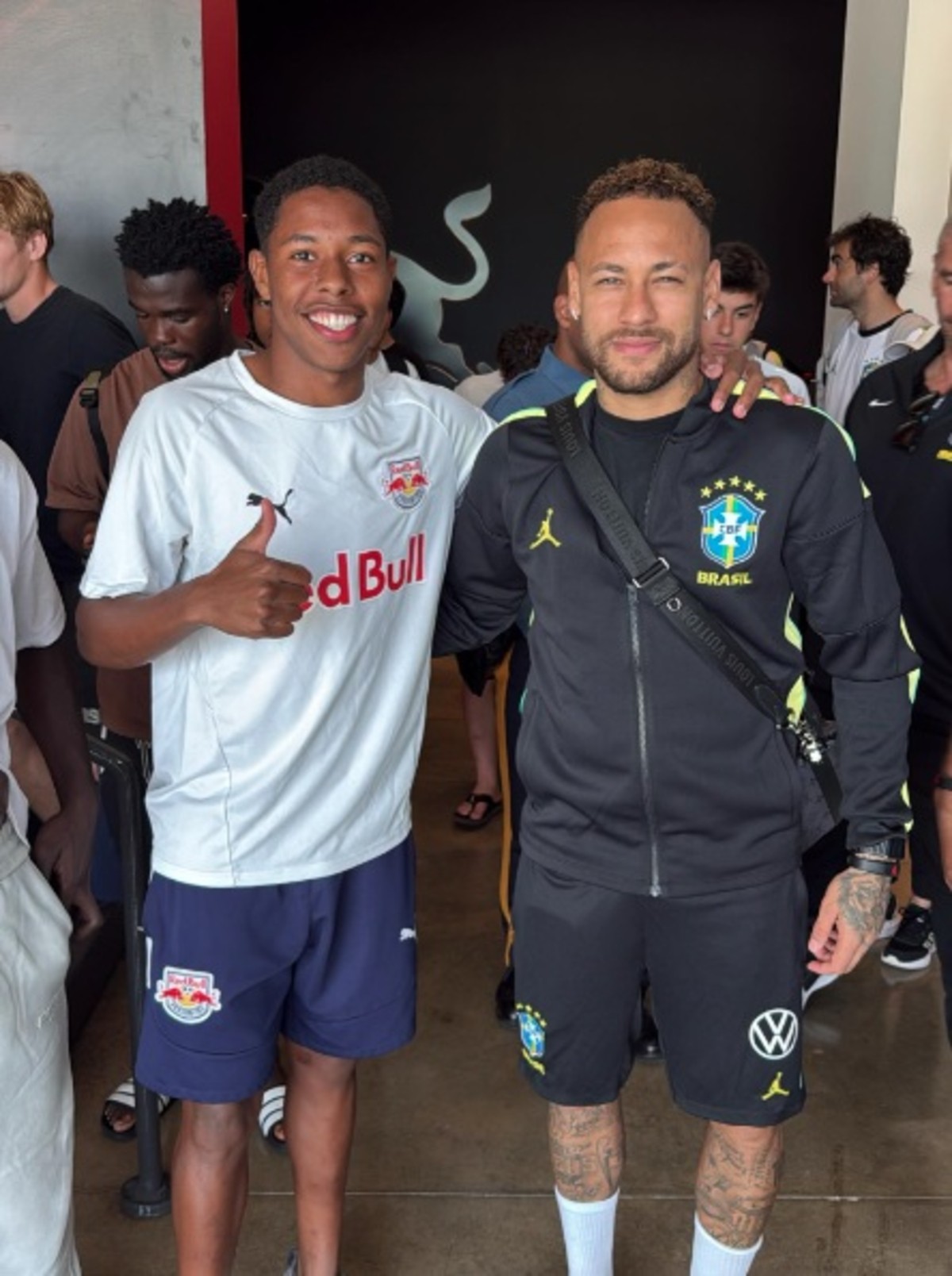 Meia do Bragantino encontra Neymar após gravíssimo acidente de carro