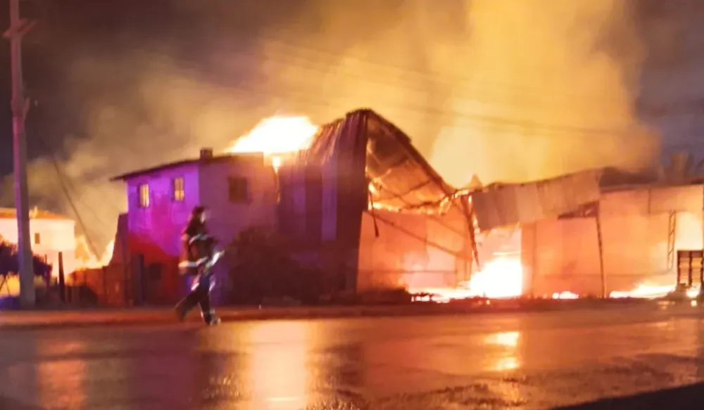 Menino de 10 anos salva família de incêndio em Nova Pacatuba, Ceará