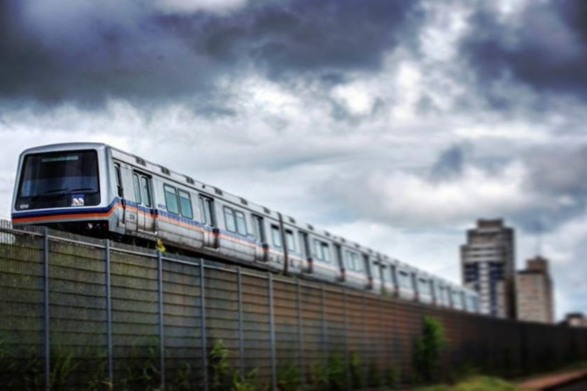 Metrô-DF tem trecho bloqueado, vagões lotados e lentidão em manhã chuvosa