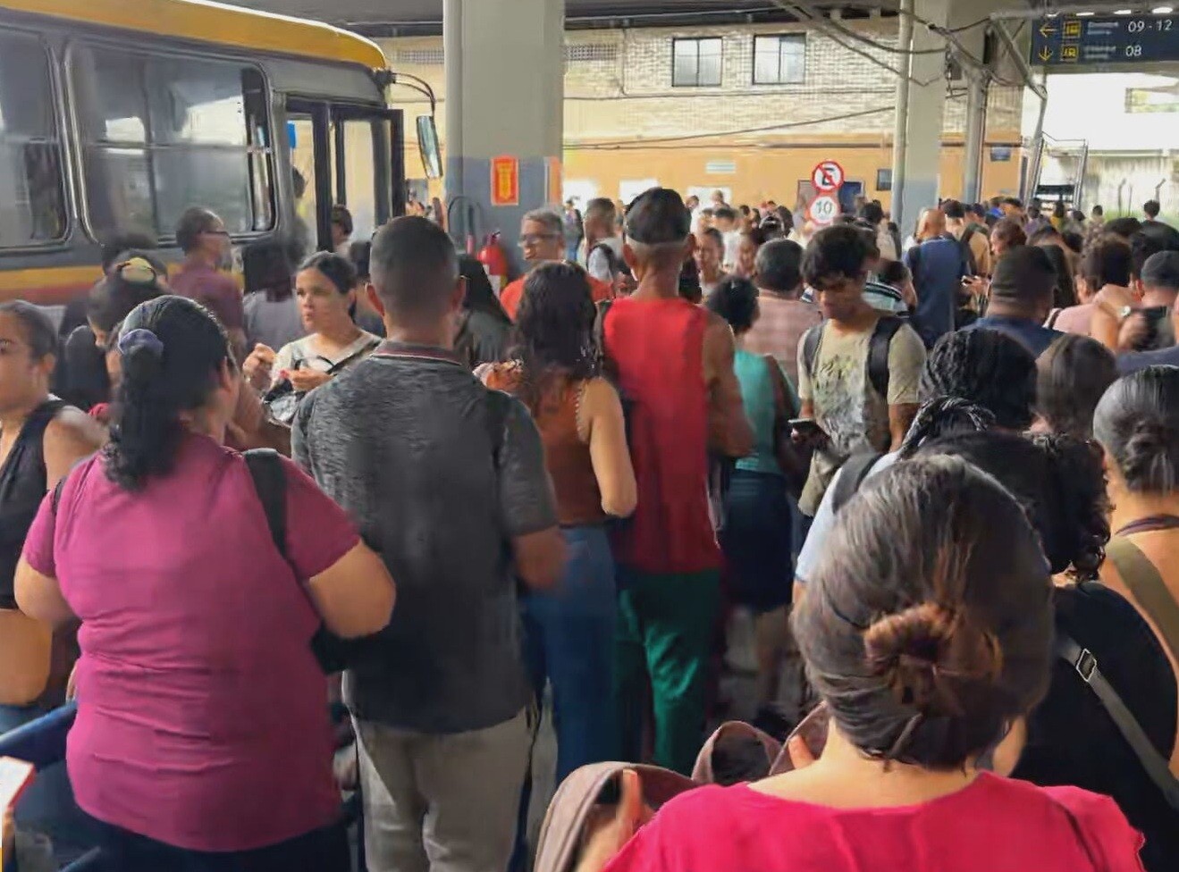Metrô do Recife volta a funcionar após falta de energia afetar linhas Centro e Sul