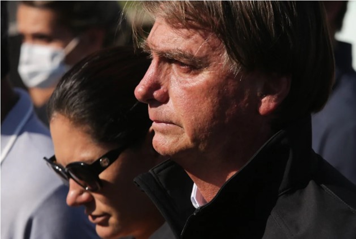 Michelle diz que Bolsonaro tem perda de equilíbrio ao se levantar