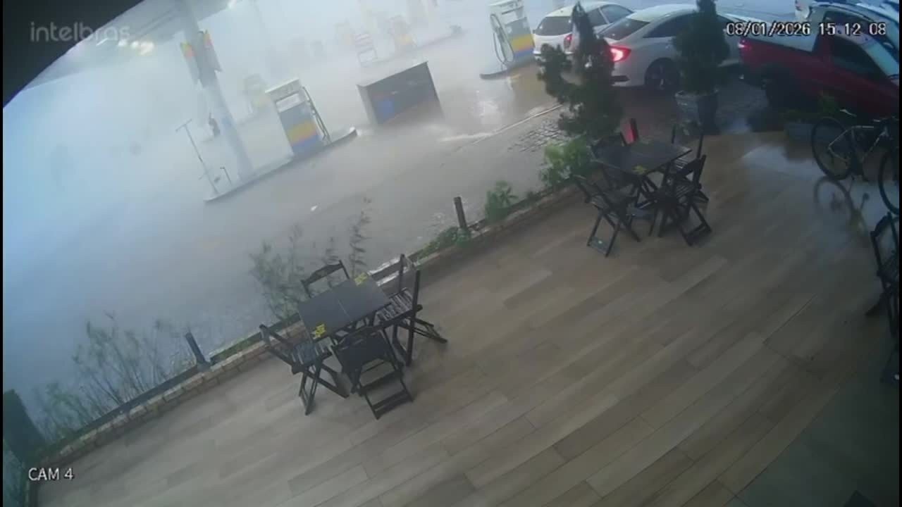 Microexplosão derrubou telhado de posto de combustível em cima de carro em SC; VÍDEO