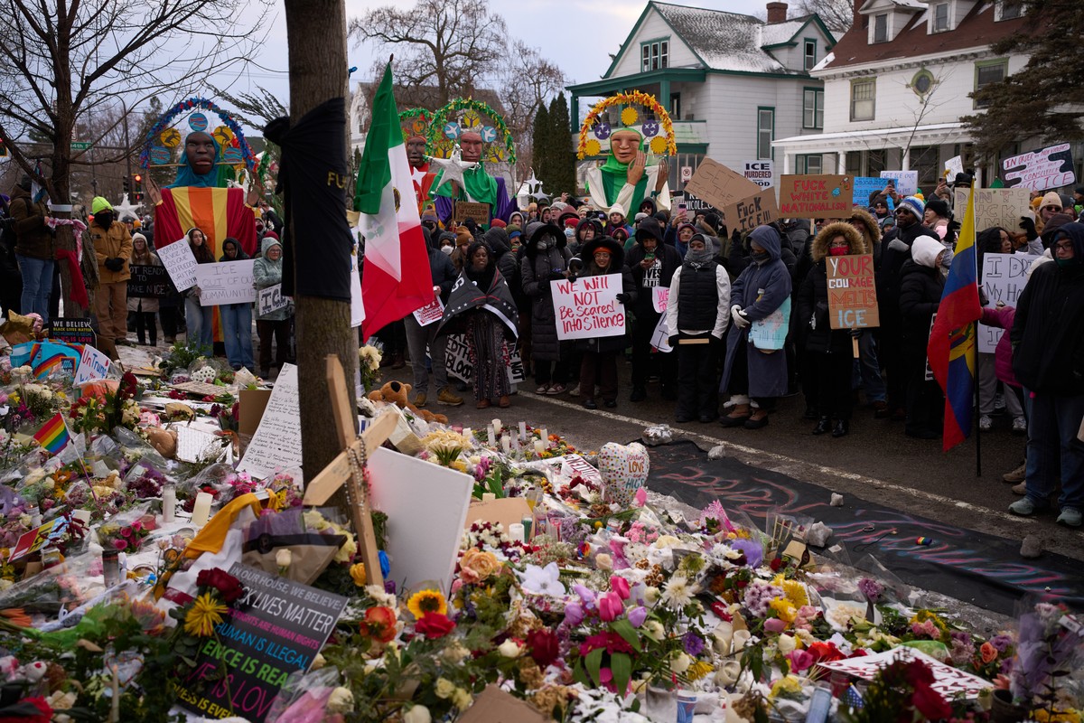 Milhares de pessoas marcham até o local em que um agente de imigração dos EUA matou uma mu
