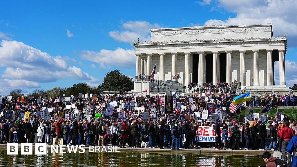 Militantes protestam contra governo Trump em todo o mundo, enquanto ele afirma ser um democrata