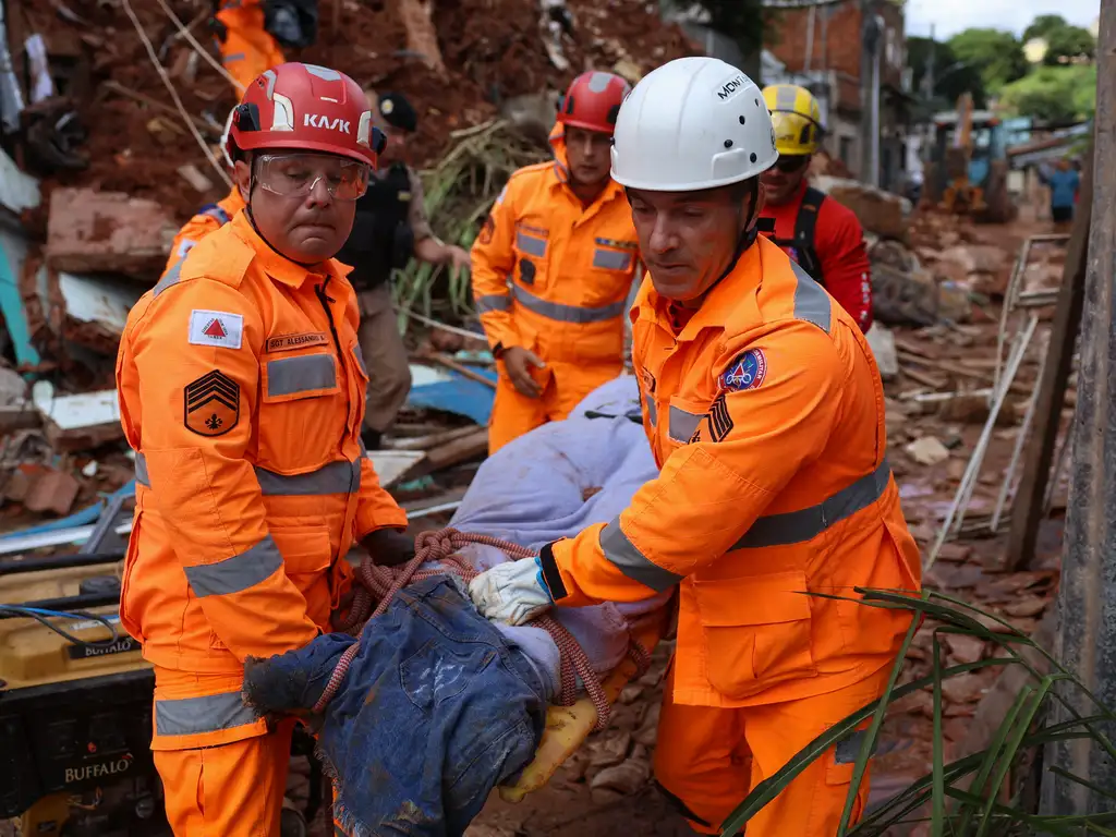 Minas Gerais: Chuvas Causam 48 Mortos e 19 Desaparecidos - Estado de Calamidade Pública