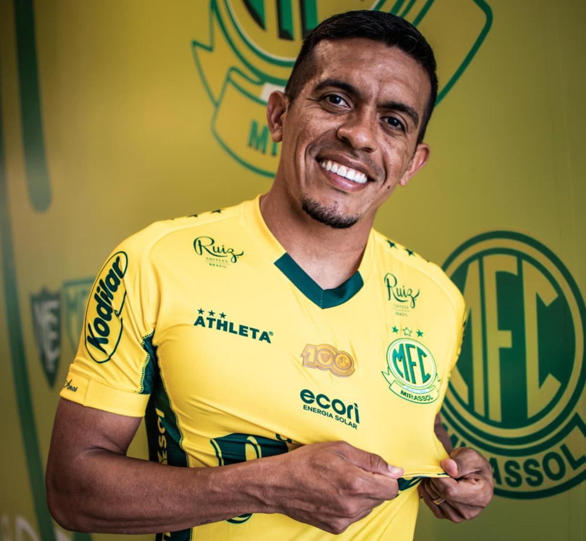 Mirassol apresenta o lateral-esquerdo Igor Cariús