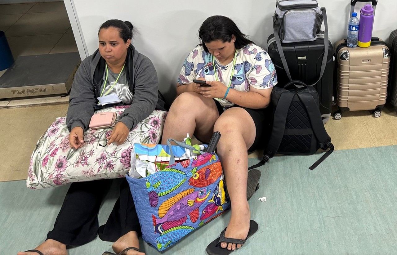 Moradores de Fernando de Noronha dormem no aeroporto para tentar vaga em voos