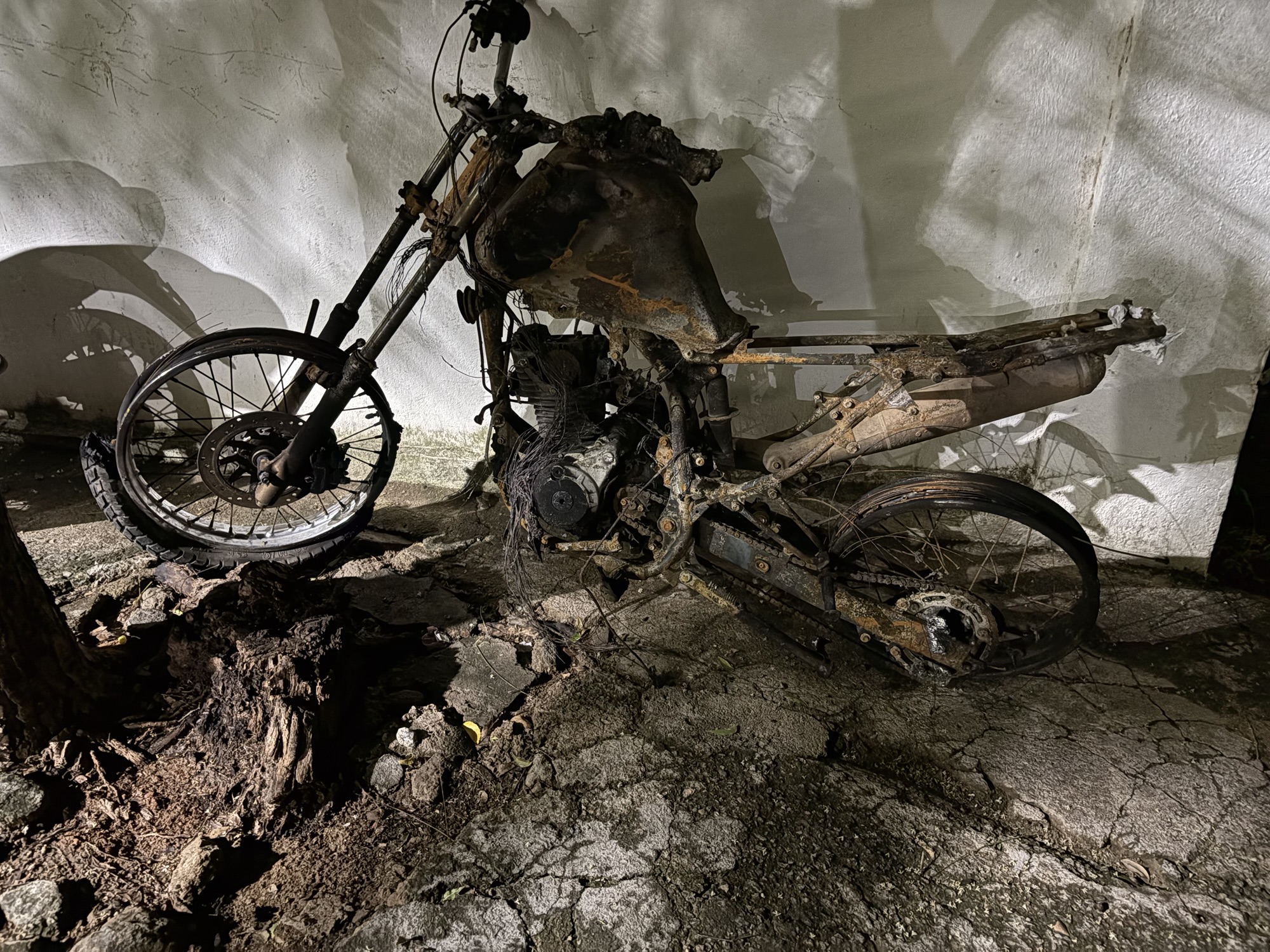 Motocicleta Carbonizada em Independência: Polícia Investiga