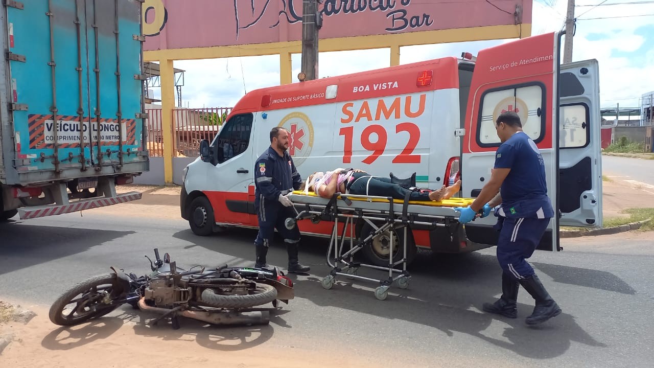 Motociclista cai ao lado de caminhão e quase é atingida por rodas, em Boa Vista; VÍDEO