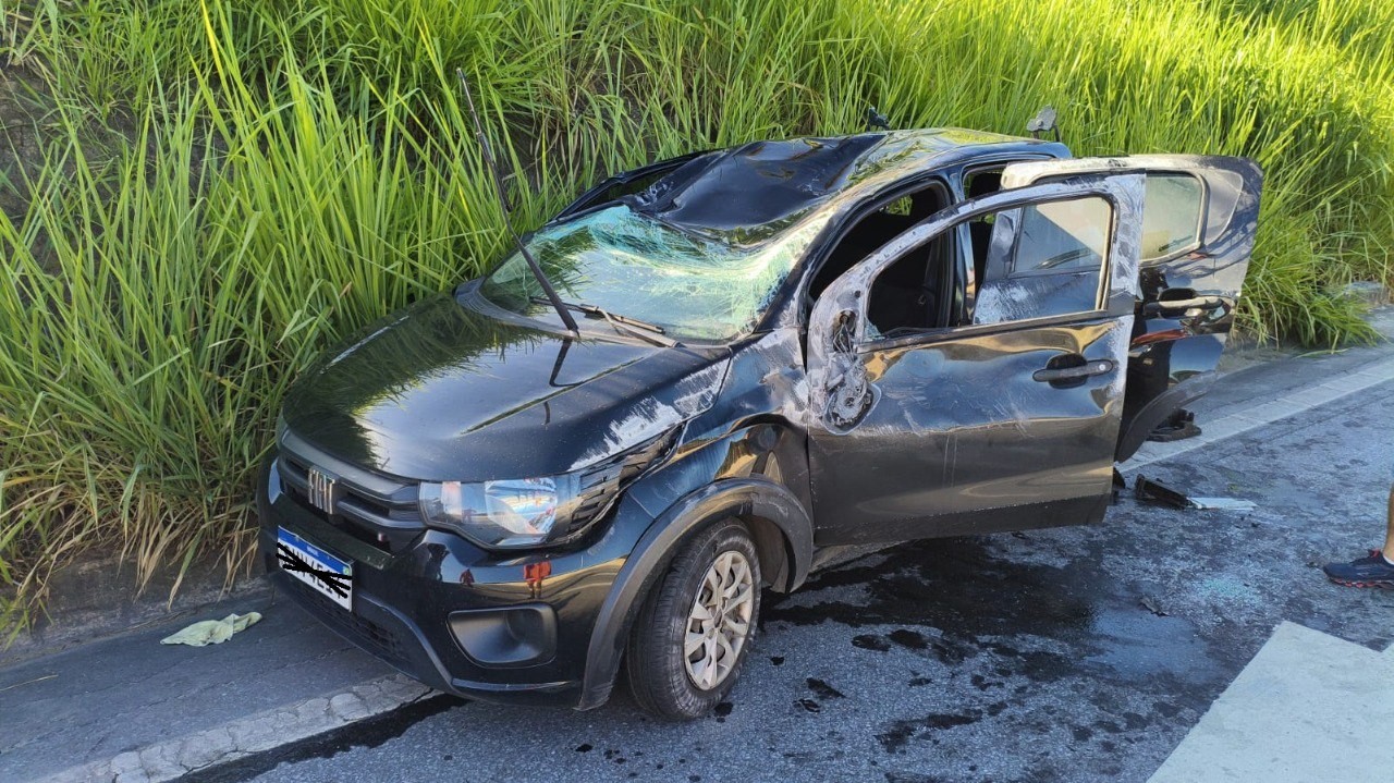 Motorista embriagado capota carro após colisão na mg-010