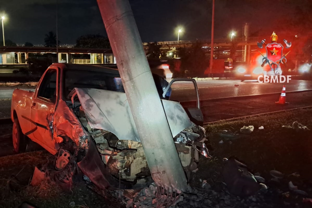 Motorista foge após colidir com dois carros e poste no DF