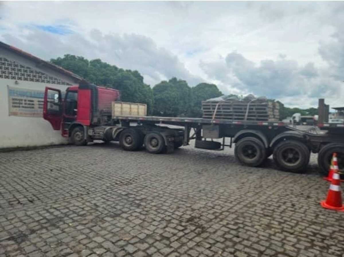 Motorista morre após ser atropelado pelo próprio caminhão em pátio de posto de combustívei