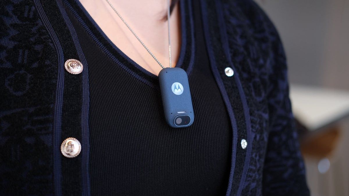 Motorola mostra seu "AI Pin", um assistente de IA vestível
