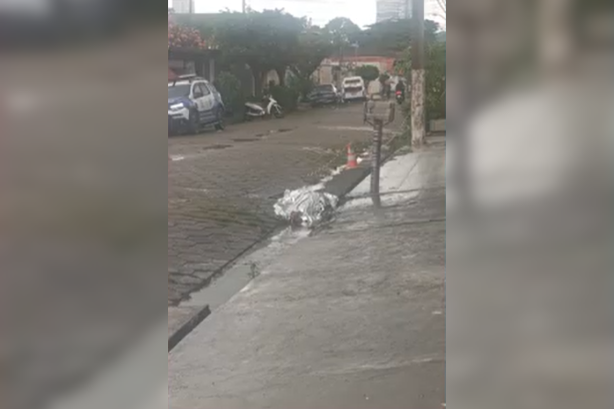 Mulher de 69 anos morre após ser atropelada por motociclista em SP. Veja vídeo