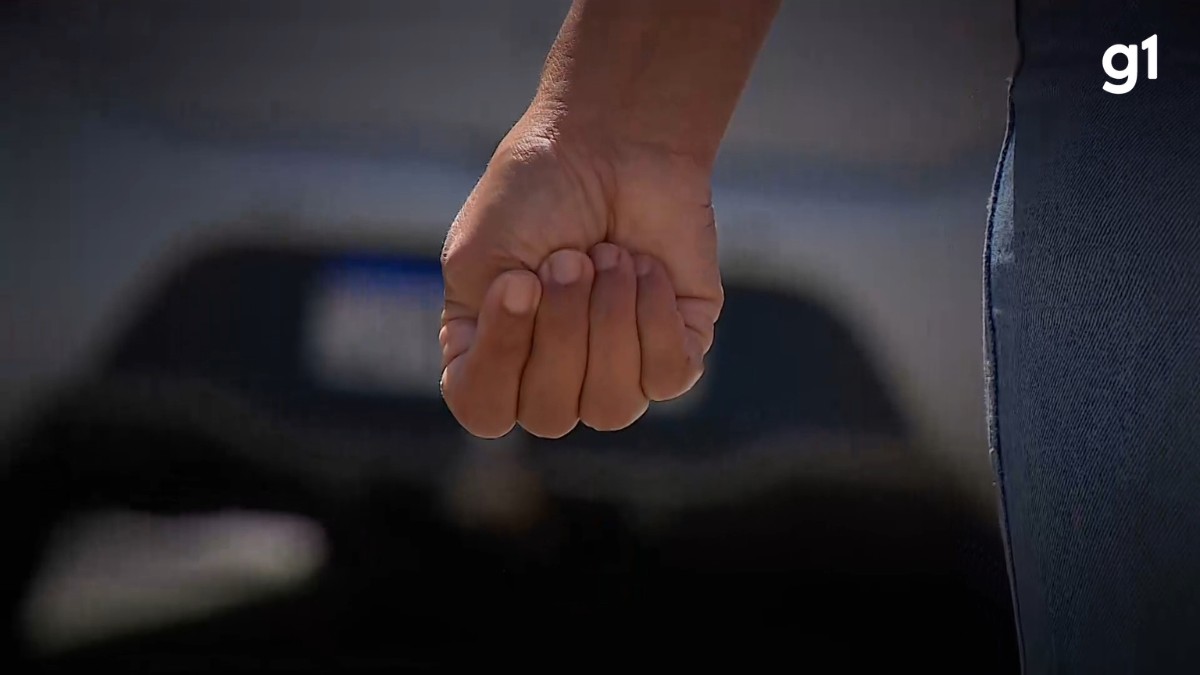 Mulher que fez sinal universal de socorro em MG sofre cortes e marcas de objetos arremessados