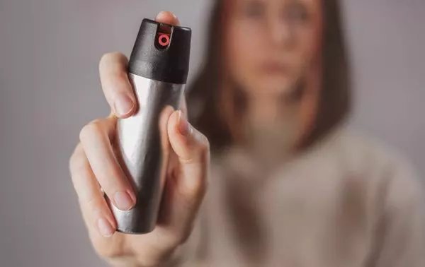 Mulheres podem usar spray de pimenta para defesa pessoal: veja as regras e os riscos