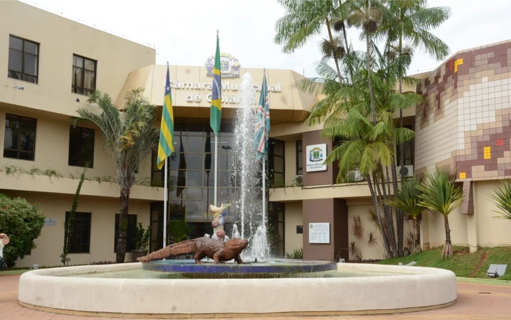 Município de Goiânia é questionado por projeto que ajuda mulheres a se defender com armas de fogo