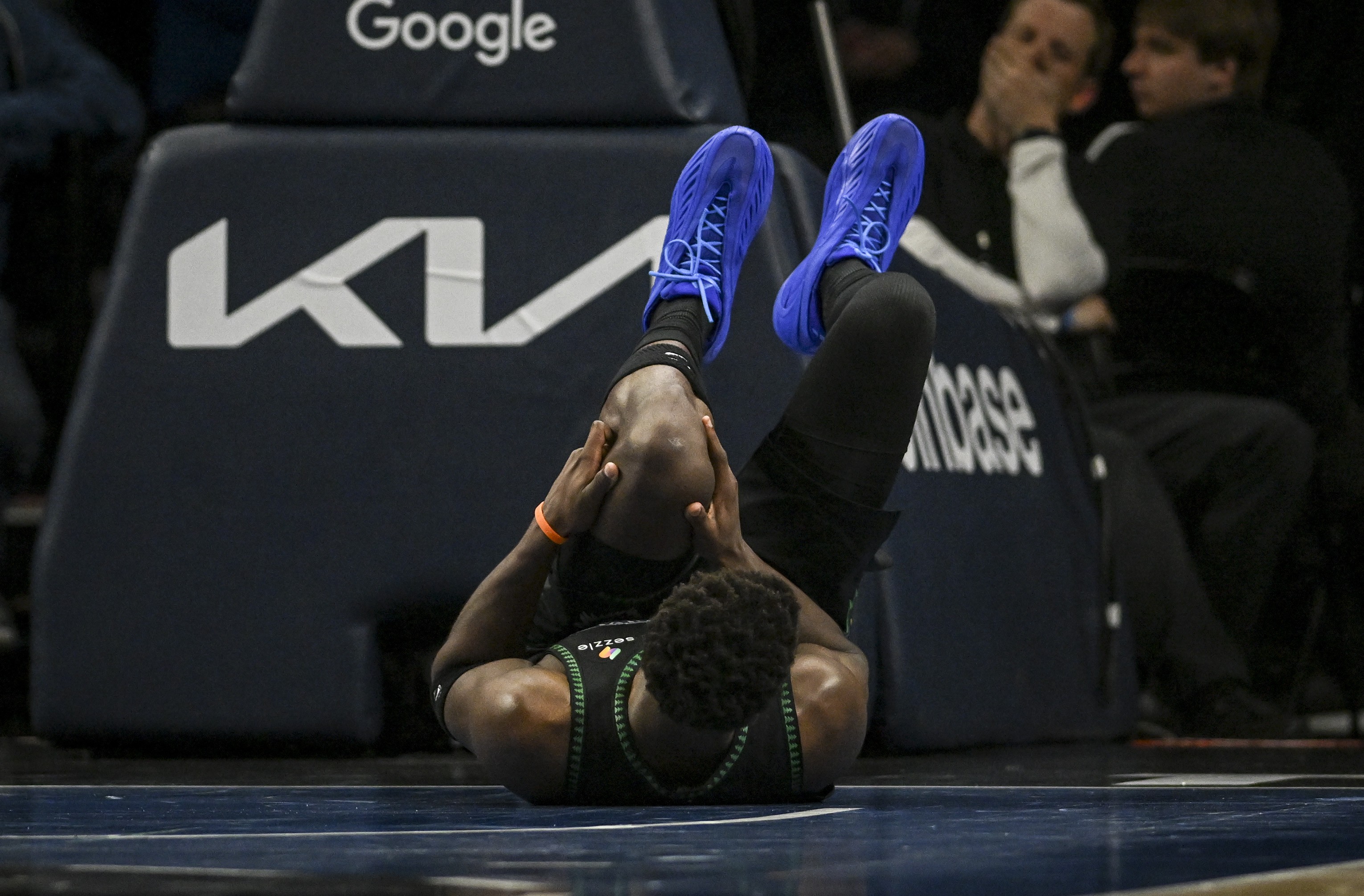 NBA: Wolves Derrotam Nuggets em Jogo Cheio de Confusão e Lesões