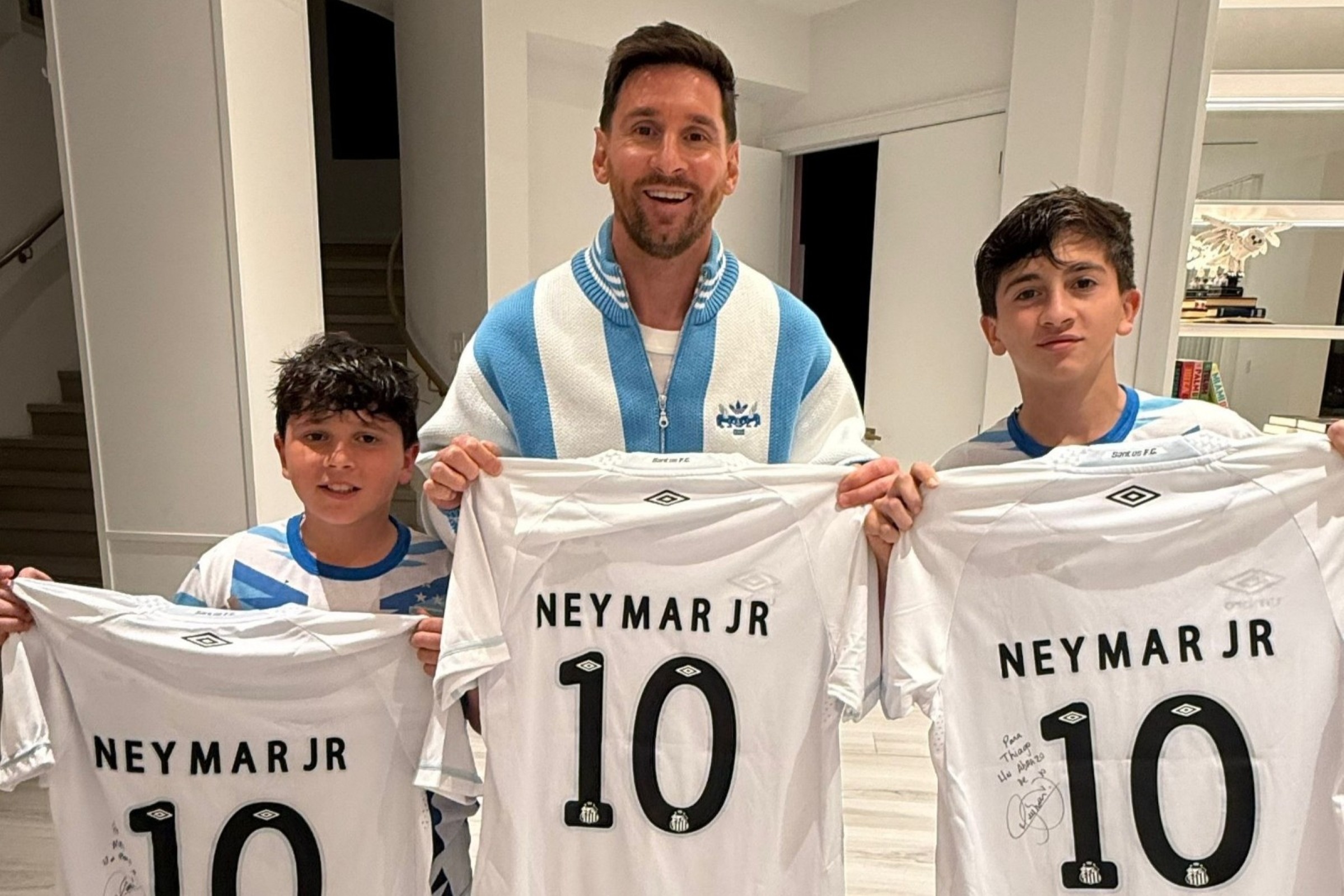 Neymar presenteia Messi e filhos com camisas do Santos