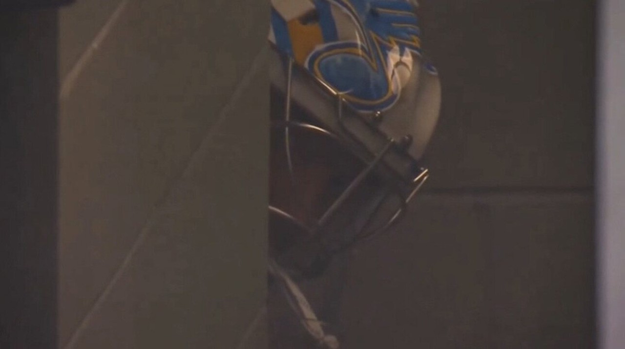 NHL: time tenta trocar goleiro em goleada, mas reserva some e é flagrado "escondido"