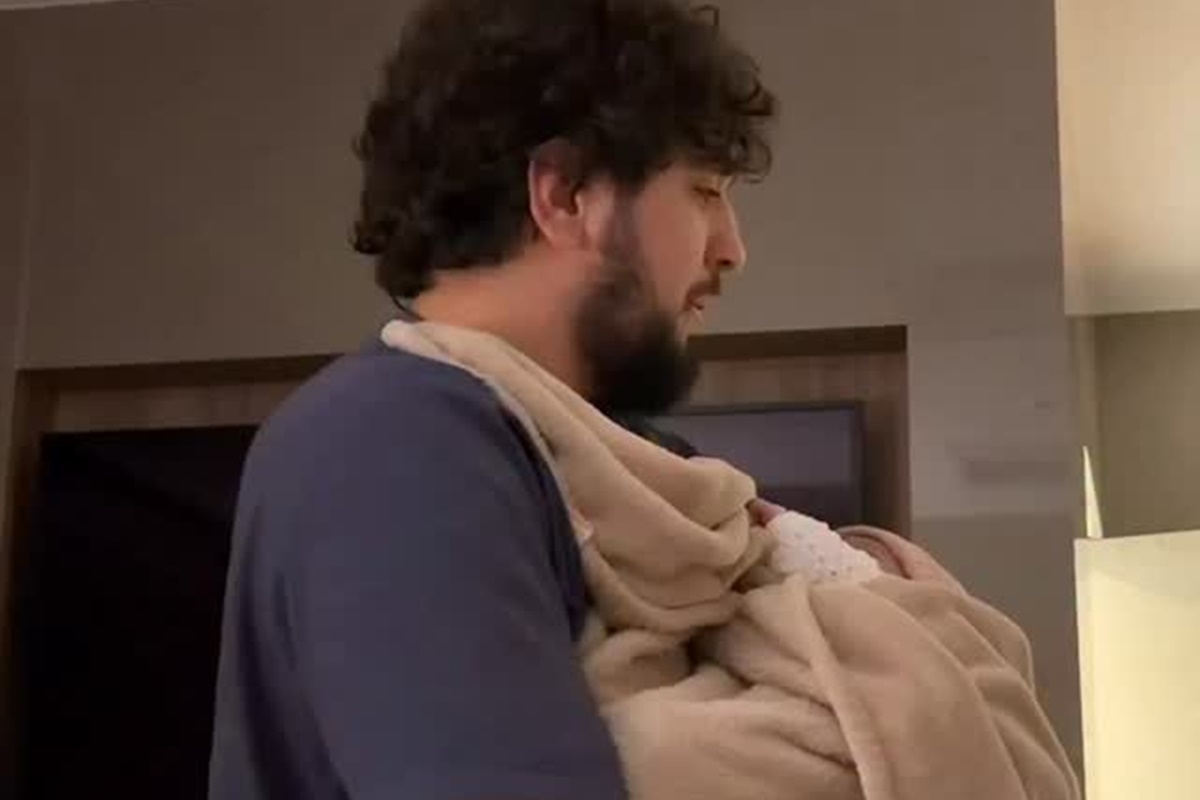 "No YouTube era facinho", brinca Nattanzinho com Zuza no colo. Assista ao vídeo