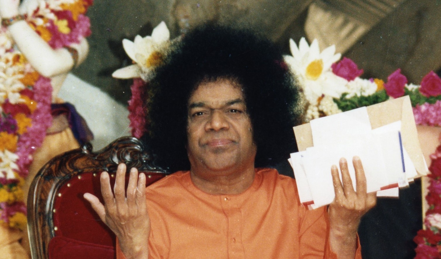 O guru do chavismo: quem é Sathya Sai Baba, indiano que se tornou objeto de devoção de Nic