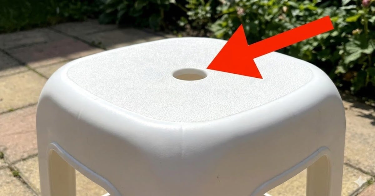 O Segredo da Cadeira de Plástico: Por Que o Furo Redondo É Um Design Invencível