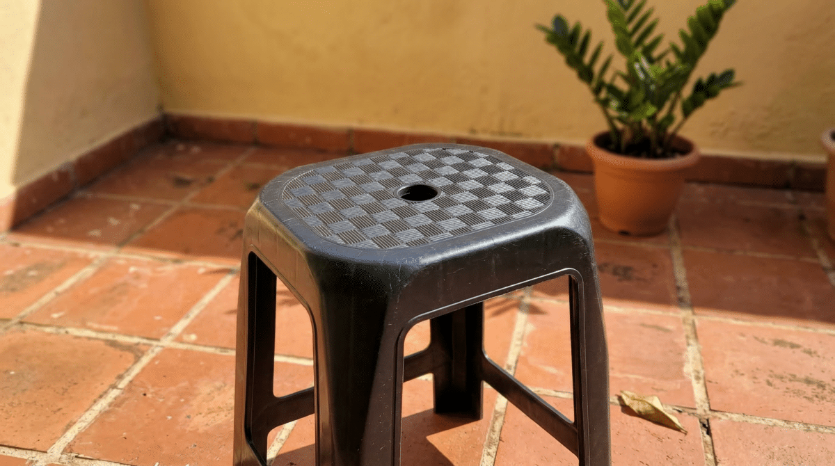 O Segredo por Trás do Furo Redondo em Cadeiras de Plástico: Descubra