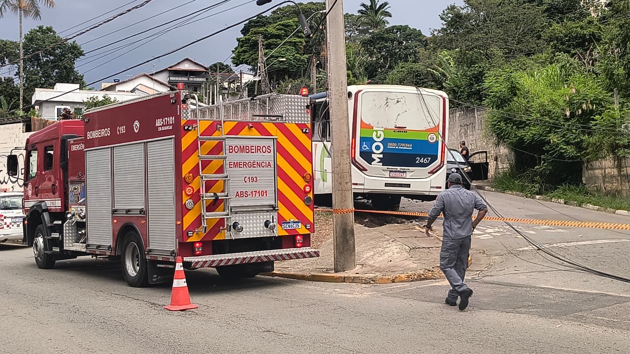 Ônibus bate em poste e deixa um ferido em Mogi das Cruzes