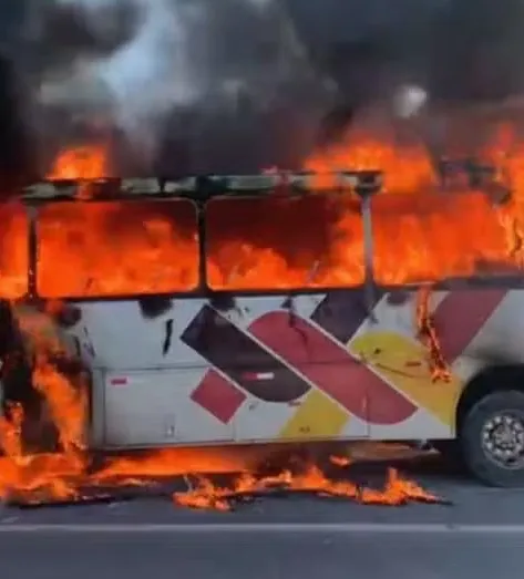 Ônibus com estudantes pega fogo na BR-222: Miraculosamente, todos escapam ilesos