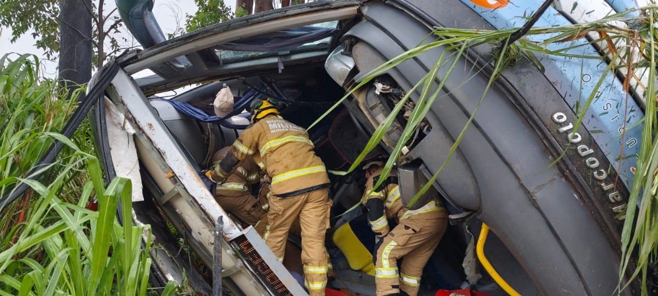 Ônibus que capotou e matou passageiros em MG estava regular, mas não tinha licença de viag