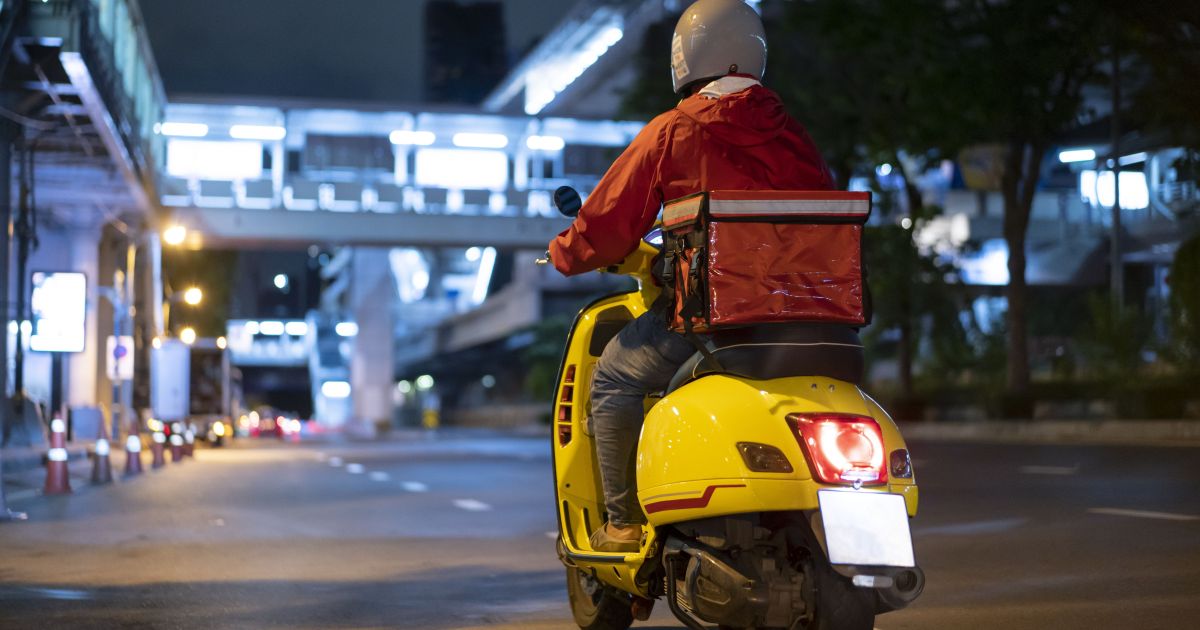 Paes sanciona lei que proíbe exigir que entregador suba em apartamento