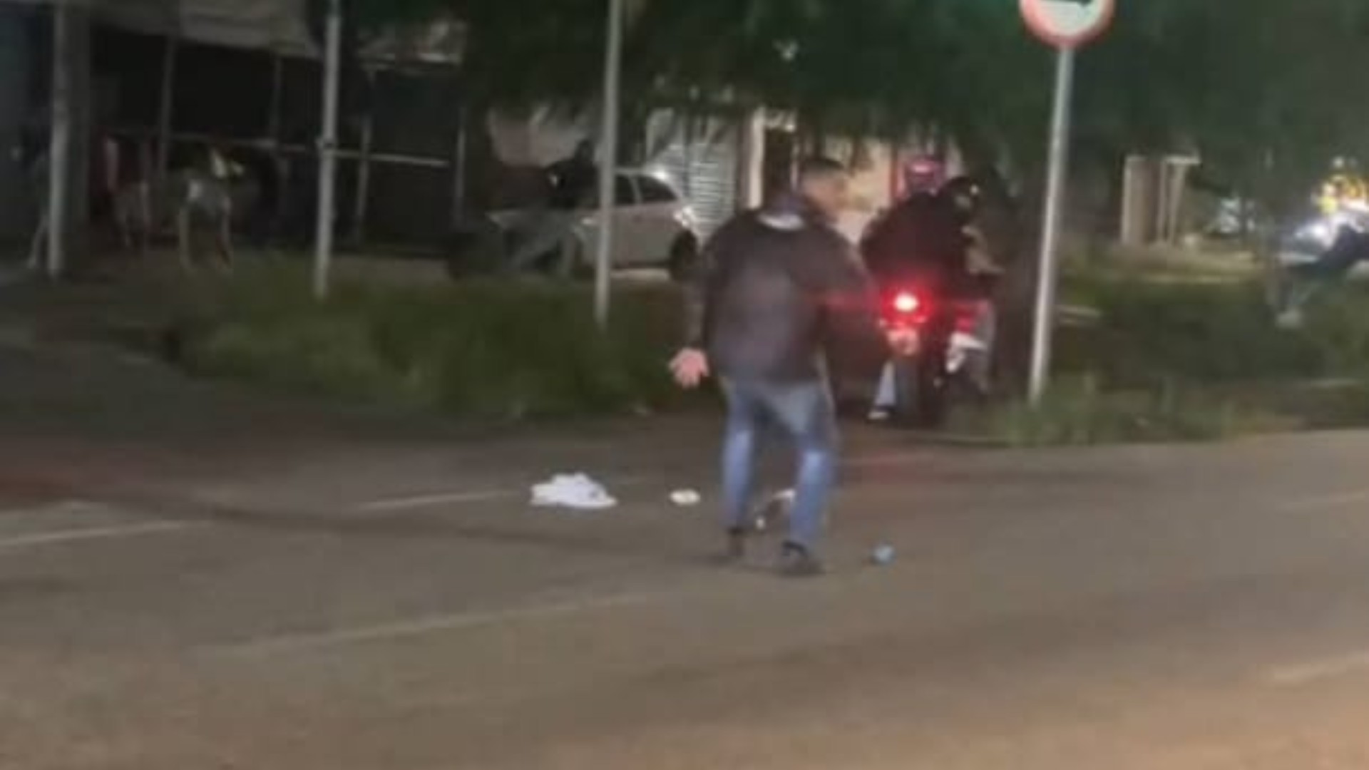 Pai de bebê que caiu de carro em movimento não tinha habilitação, diz polícia