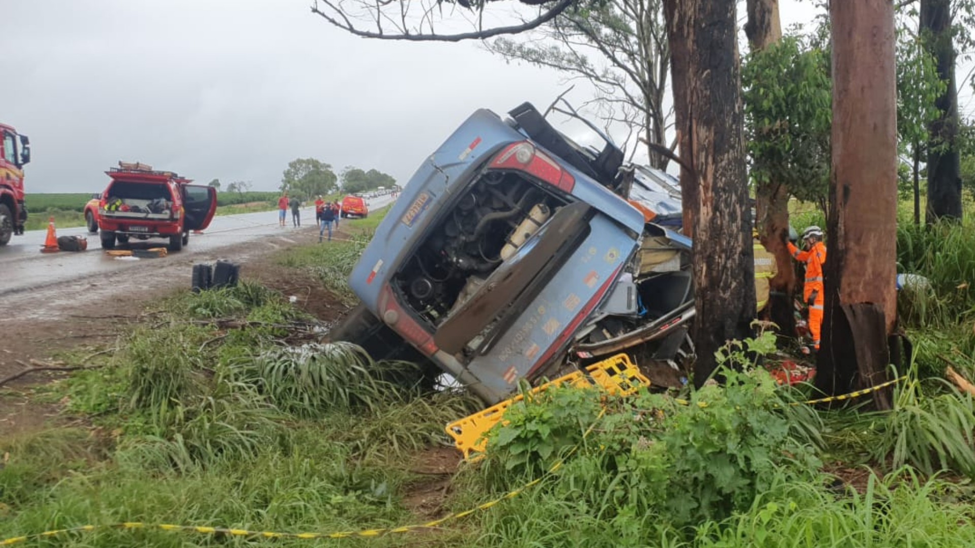 Passageiros de ônibus que capotou em MG e deixou 5 mortos voltavam de réveillon na Bahia