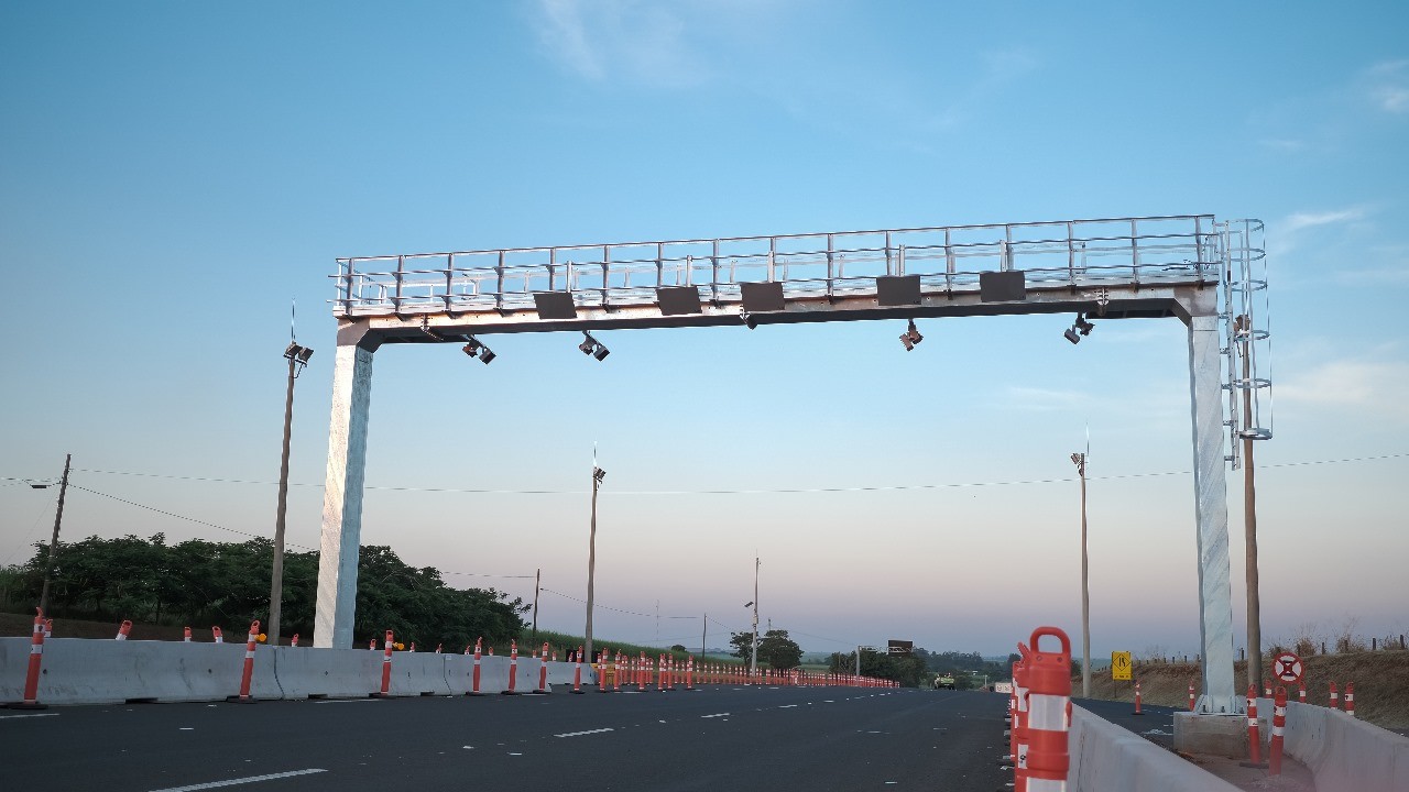 Pedágio Free Flow: Não é verdade que passar na contramão evite cobrança