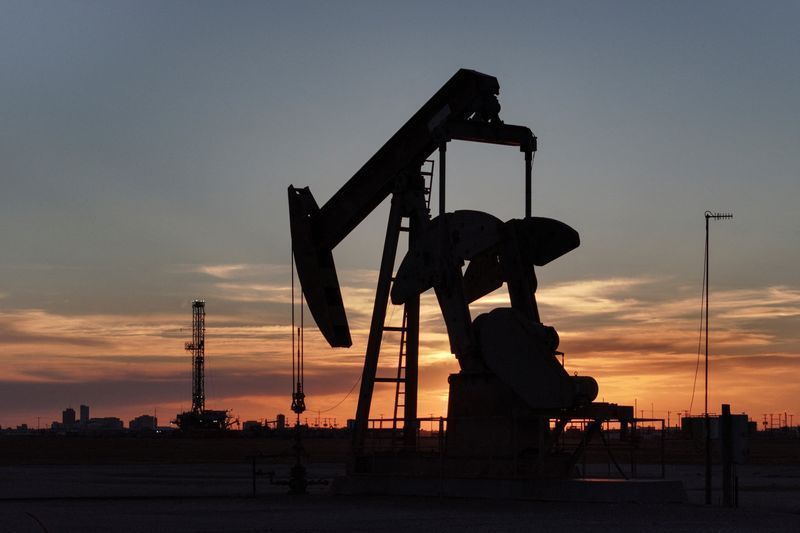 Petróleo fecha em queda, com temores sobre oferta global e Venezuela