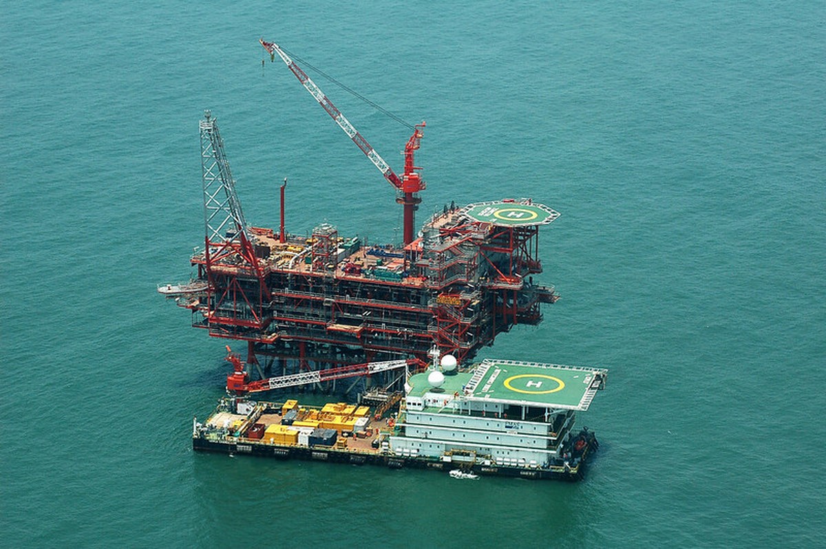 Petróleo tem forte queda com noticiário geopolítico em foco