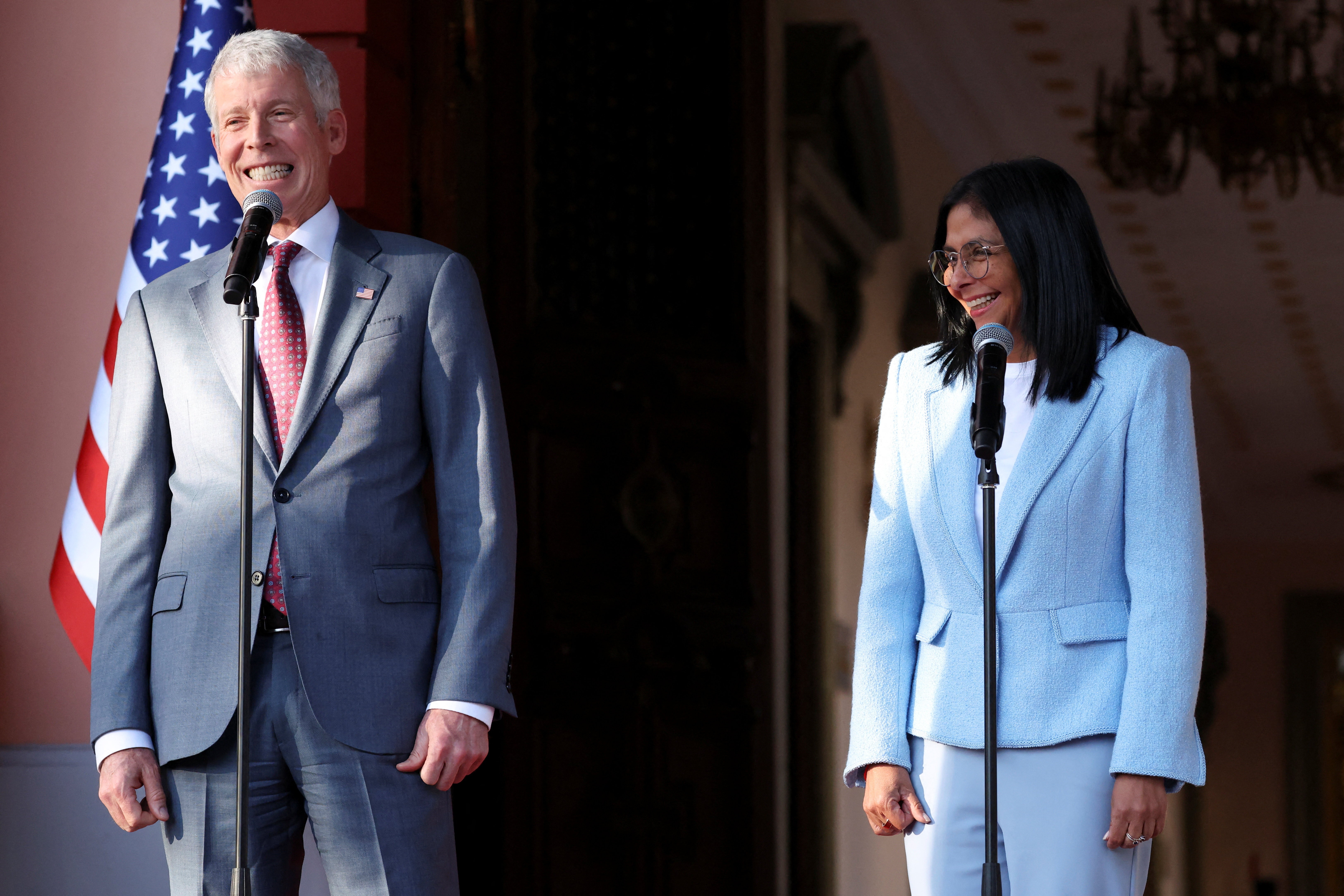 Petróleo Venezuelano: EUA Controlam Indústria e Enviaram Dinheiro ao Governo de Delcy Rodríguez