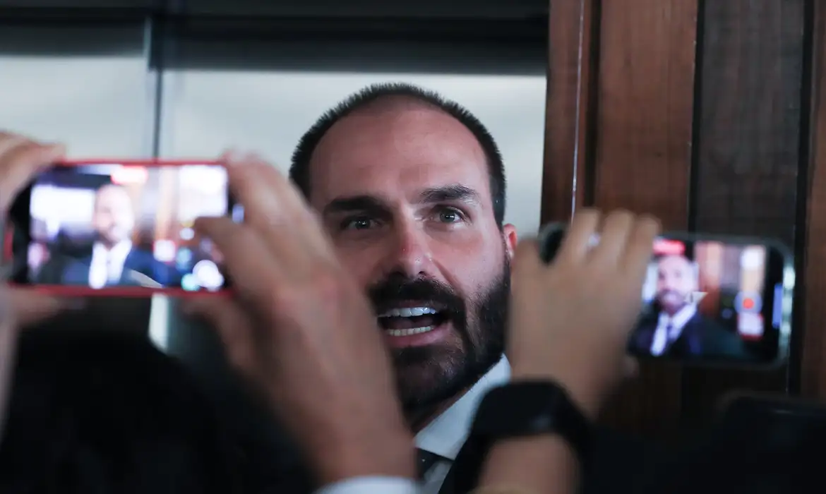 PGR Pede Condenação de Eduardo Bolsonaro por Coação no STF: Quais São as Implicações?