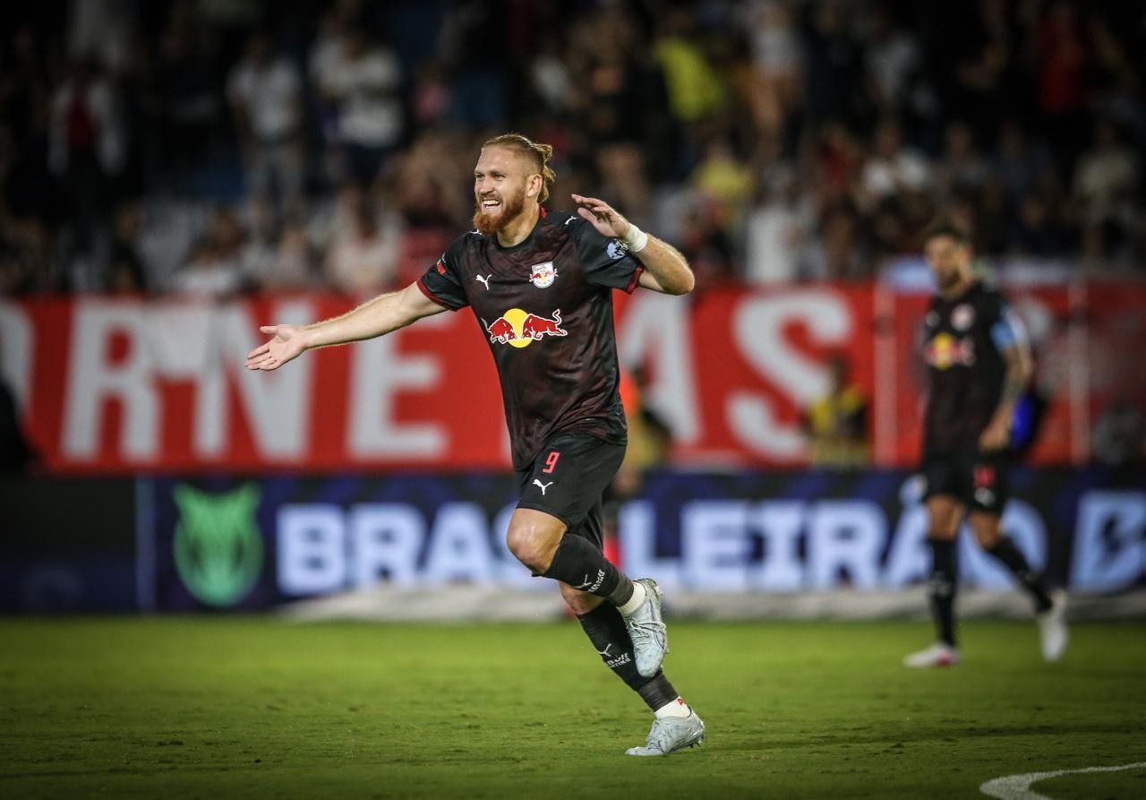 Pitta exalta equipe após vitória: 'Jogo espetacular' no Brasileirão