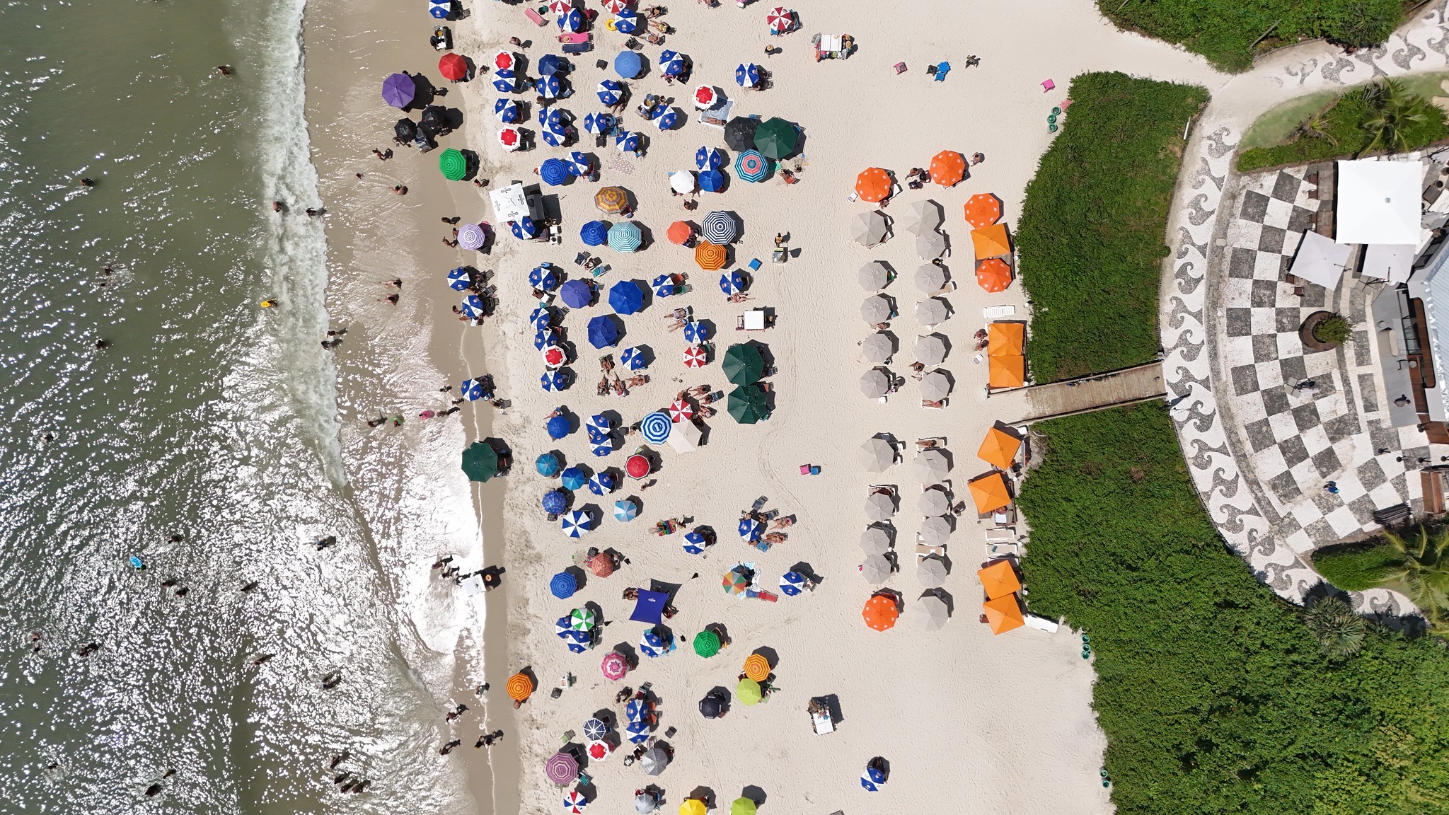 Pode reservar espaço na areia? Entenda regras para a ocupação por bares e restaurantes nas