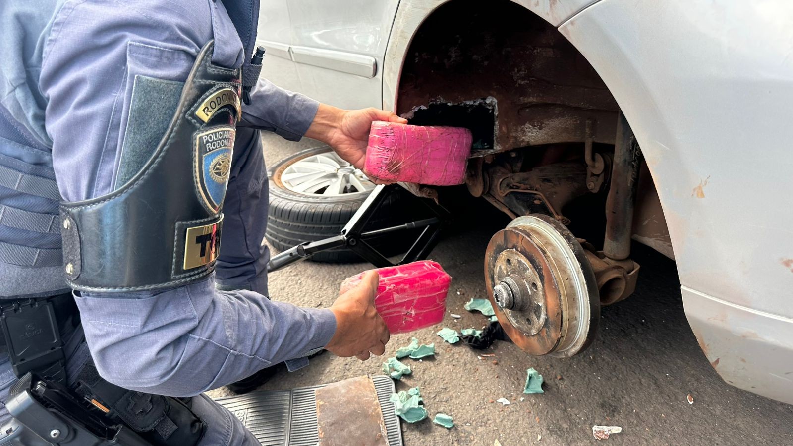 Polícia apreende drogas escondidas nas caixas de ar de carro em Álvares Machado