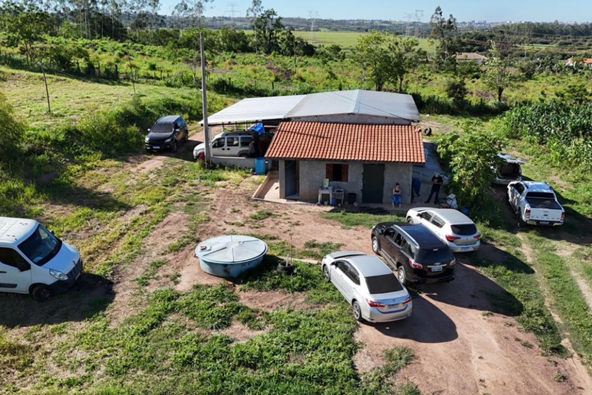 Polícia Civil descobre fábrica improvisada de bebidas falsificadas. Veja vídeo