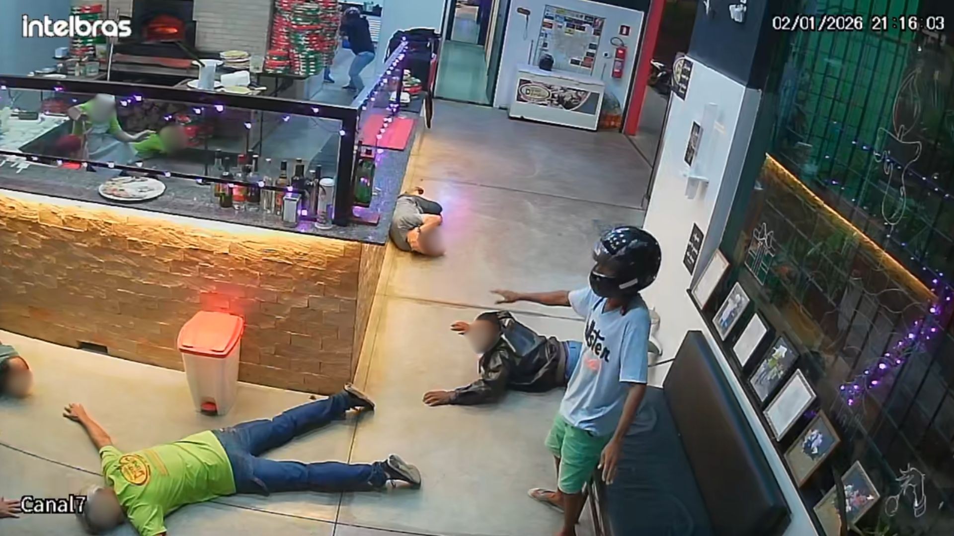 Polícia prende suspeitos de praticar roubo em pizzaria e obrigar clientes e funcionários a