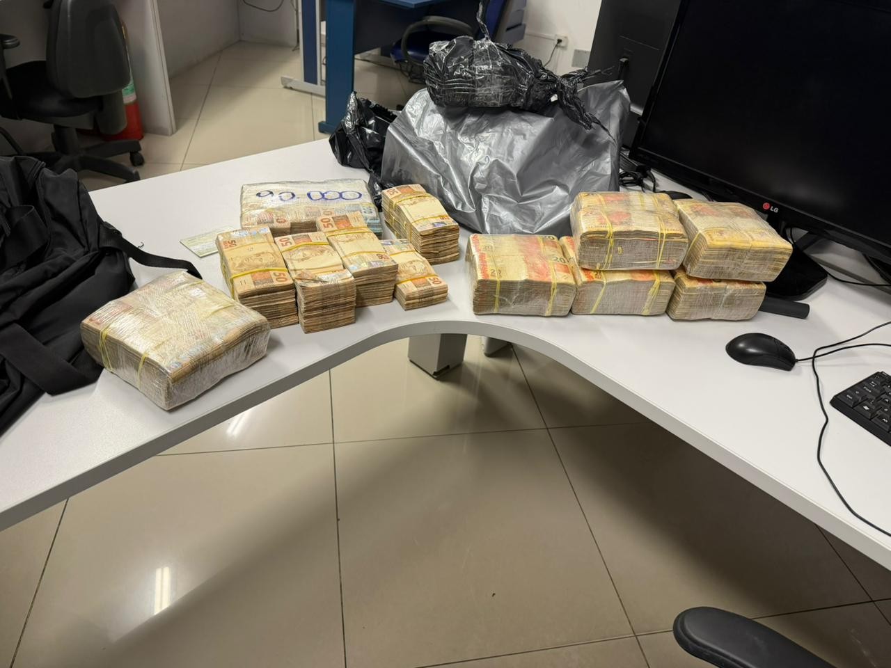 Polícia Rodoviária Federal Apreende R$ 350 mil em Dinheiro com Passageiro de Ônibus na Via Dutra