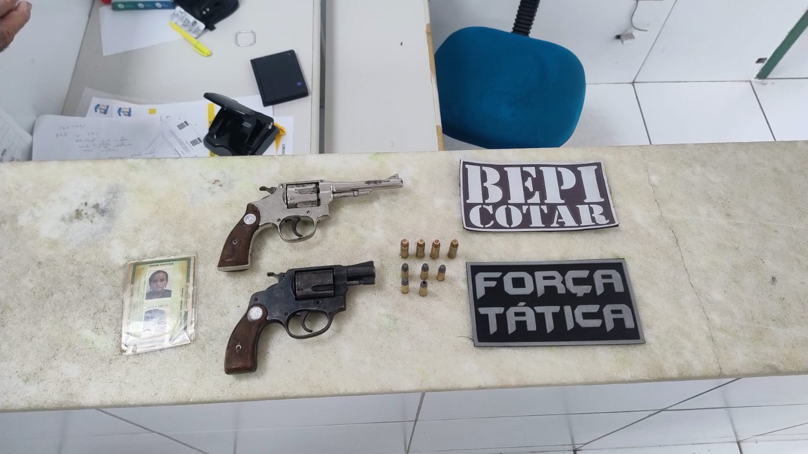 Policiais do COTAR e Força Tática Prendem Mulher e Apreendem Duas Armas em Crateús